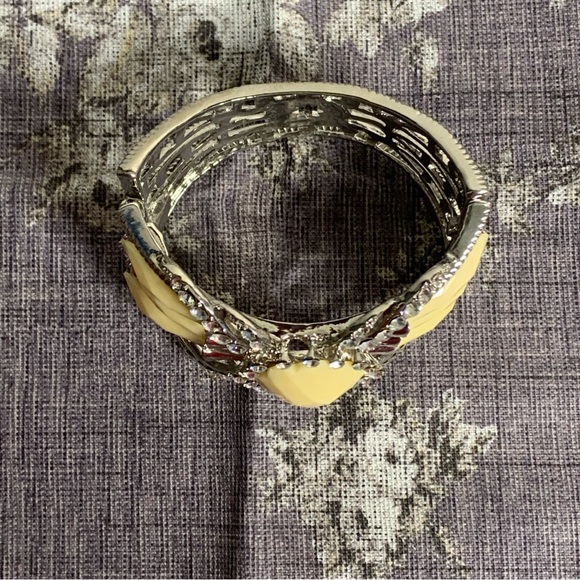 Brand New Costume Jewelry Hinged Cuff Statement Bracelet - Picture 5 of 12